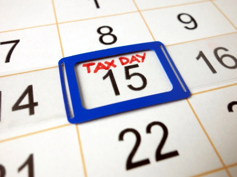 Graphic illustrating the 6-month period between the April 15 tax filing deadline and the October 15 extension deadline.