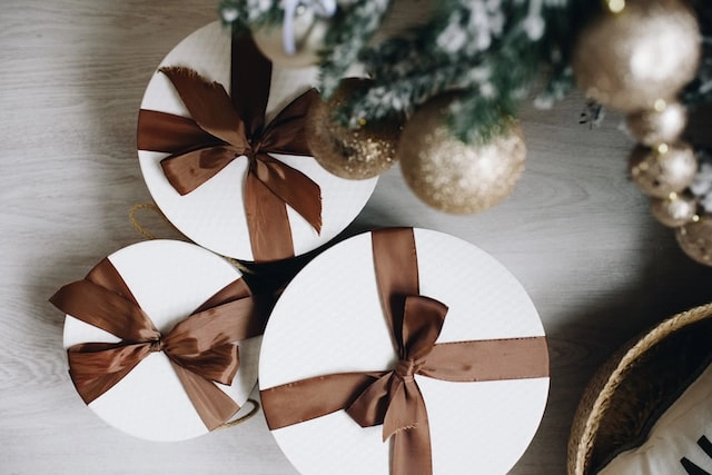 are employee gifts tax deductible?