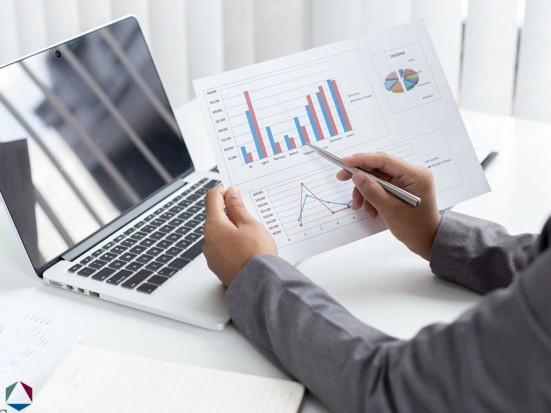 A man explains the cons of business debt consolidation using a bar graph 